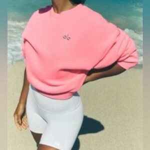 ALO Yoga Cropped Accolade Crewneck in Neon Bubblegum sz Small